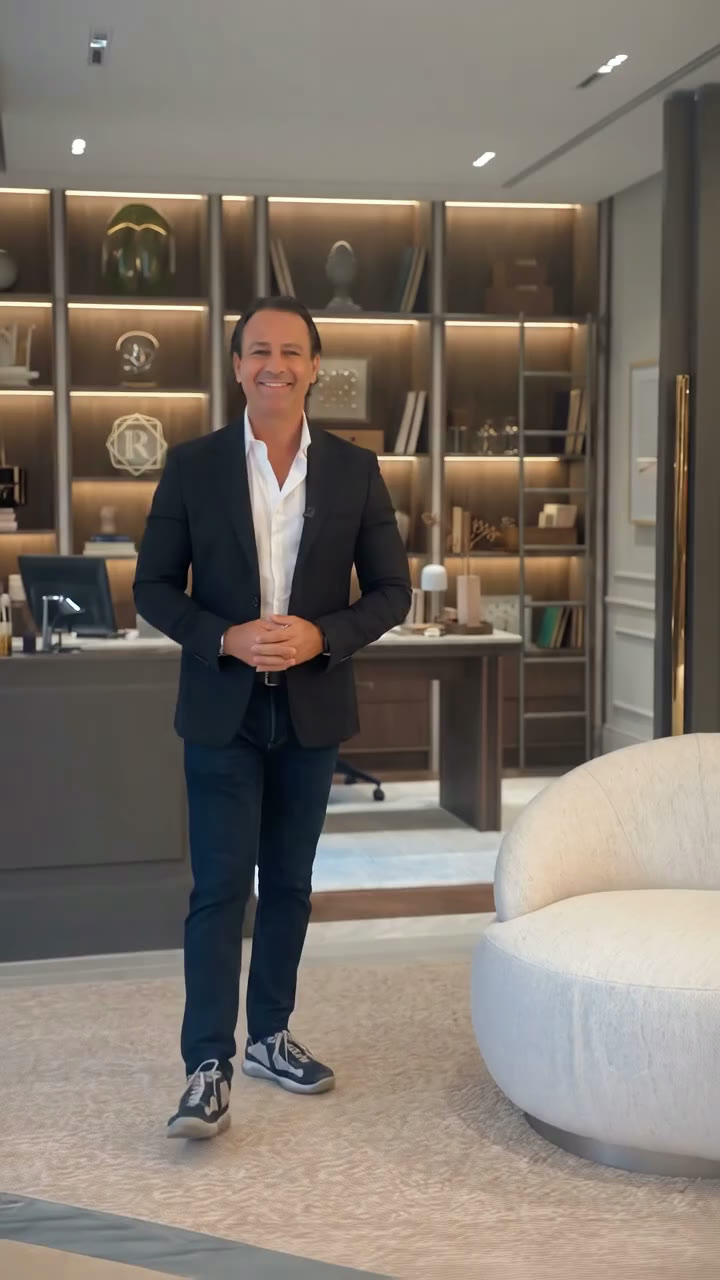 Cristiano Gomes em ambiente de alto padrão, trajado em terno